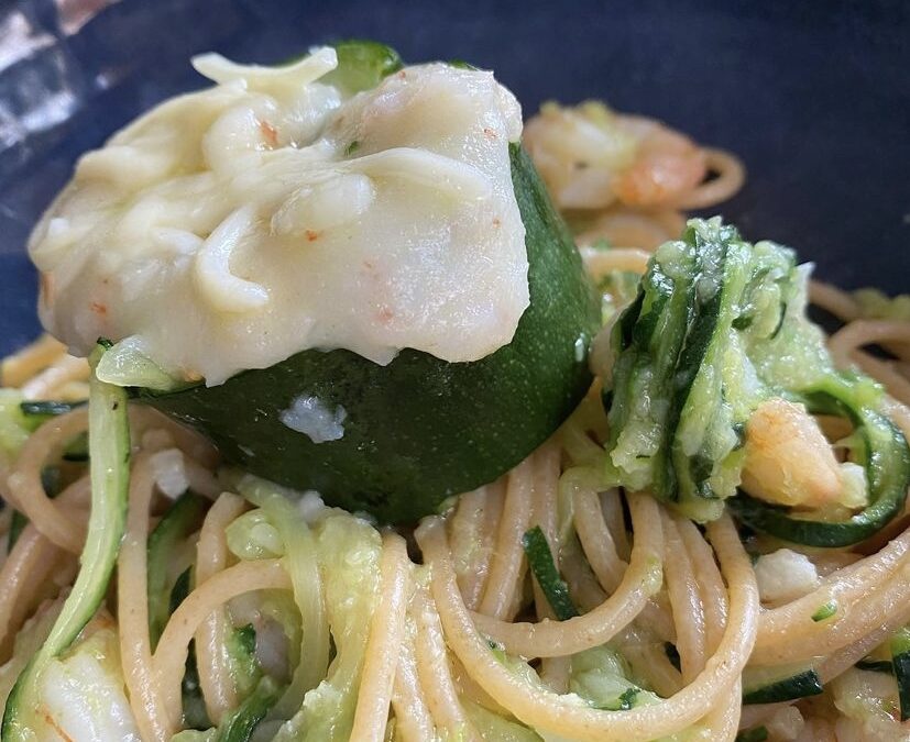 Espaguetis de calabacines, rehogados con espaguetis de pasta y gambas