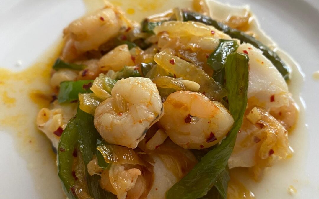 Bacalao con salsa y gambas