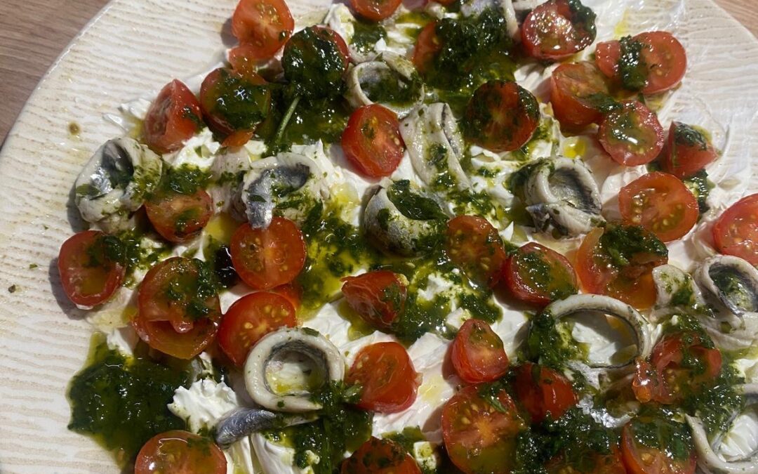 Ensalada de boquerones en vinagre con tomates cherri