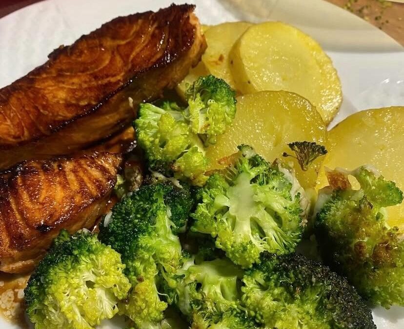 Brocolí, patata cocida y salmón a la plancha