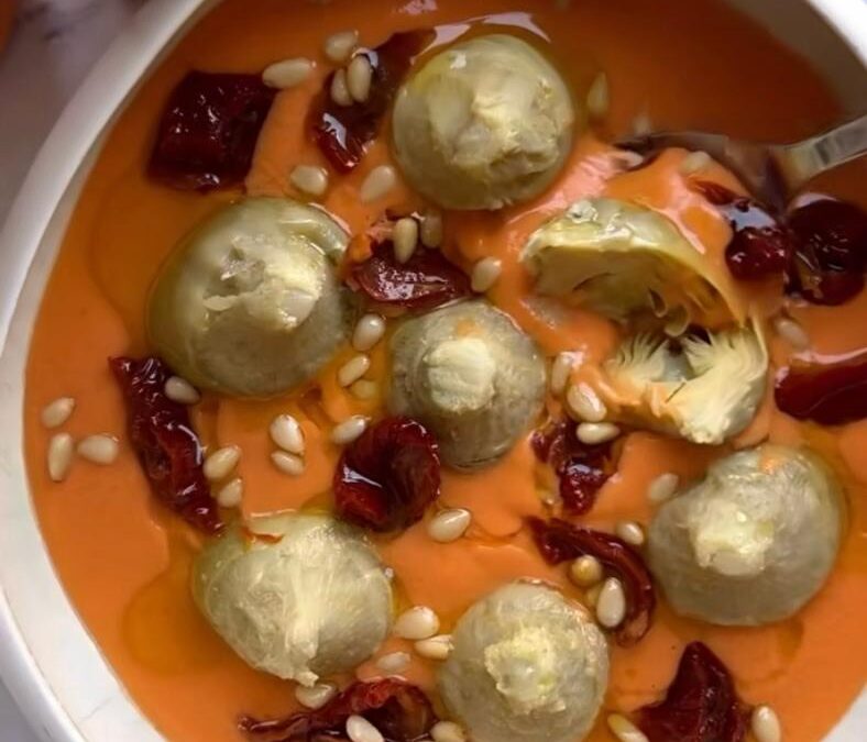 Salmorejo con alcachofas