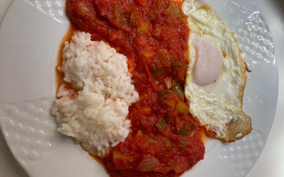 Pisto, arroz y huevo