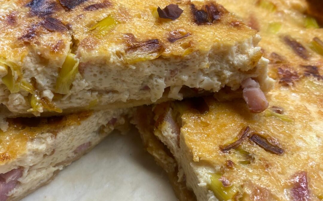 Tarta salada de puerros y dados de pavo