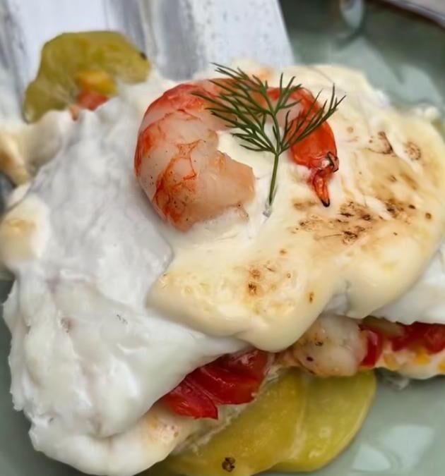 Bacalao asado sobre patatas