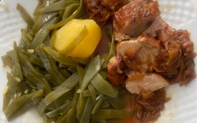 Judias verdes, patata cocida, solomillo de cerdo con cebollas pochadas